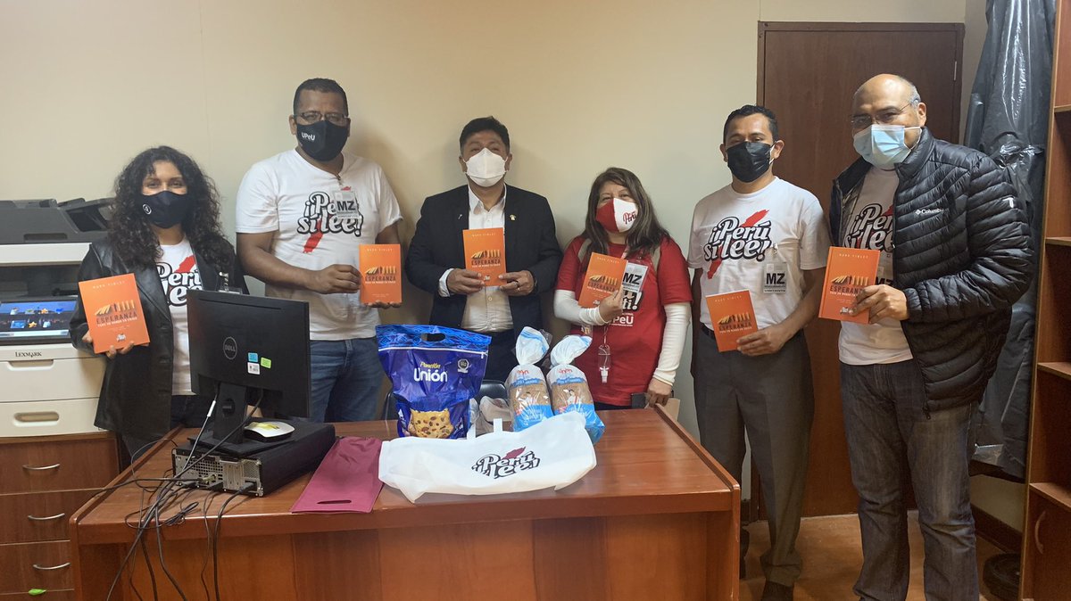 AdventistasAPCE's tweet photo. Congresista del Perú 🇵🇪 , Ing. Raúl Doroteo, recibe el libro “Esperanza para un mundo en crisis” de parte de la comitiva de impacto #ImpactoEsperanza #PeruSiLee https://t.co/iFXVwSaK7K