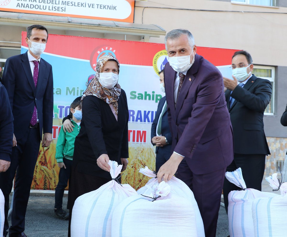 Dedeli_METAL's tweet photo. Geleceğimiz için ata mirasımıza sahip çıkıyoruz,
Okulumuzda 7 dönümlük arazide ürettiğimiz Karakılçık Buğdayı’nın tohumlarını düzenlediğimiz törenle çiftçilerimize dağıttık.
#mesleğimhayatım #meb @tcmeb #YesilELMAS @CevdetErturkmen @hamitkilicbafra @mehmetalikatip1 https://t.co/V2nm1OT03c