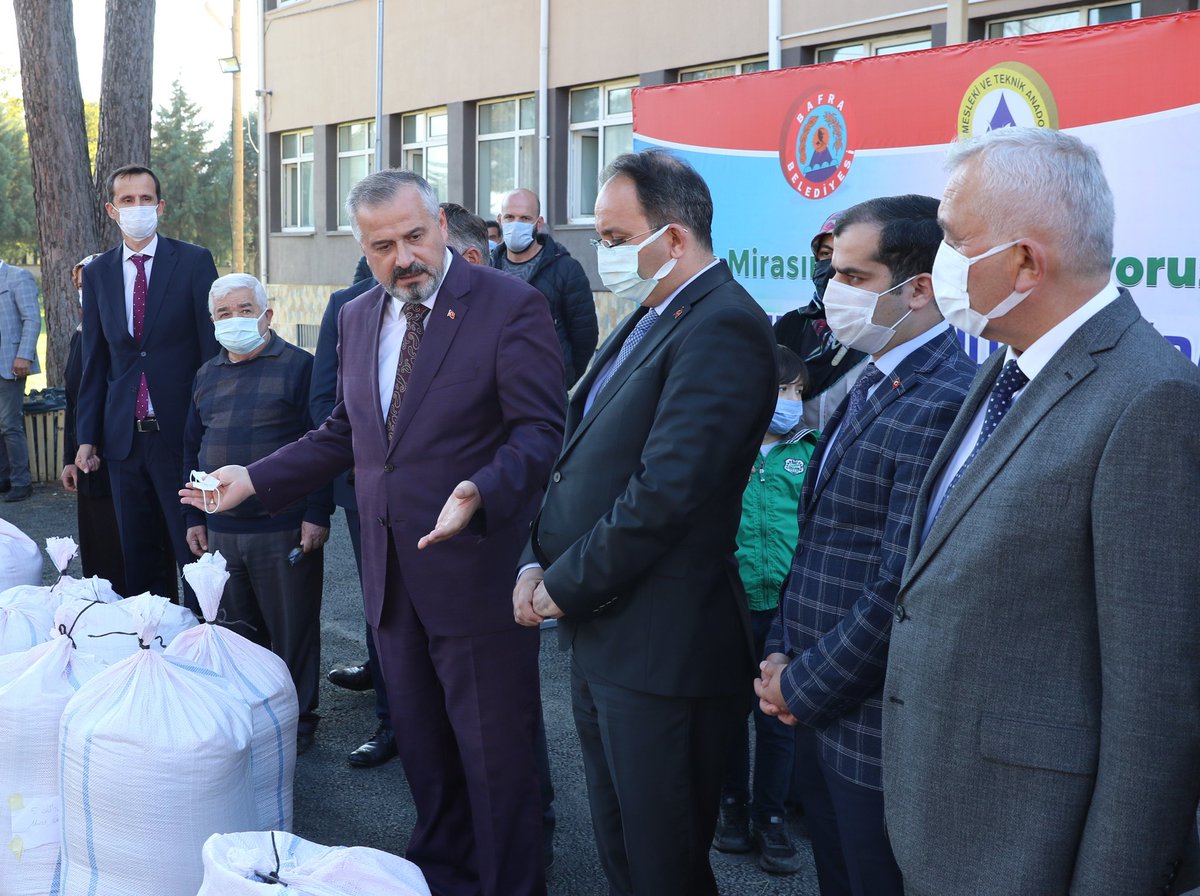 Dedeli_METAL's tweet photo. Geleceğimiz için ata mirasımıza sahip çıkıyoruz,
Okulumuzda 7 dönümlük arazide ürettiğimiz Karakılçık Buğdayı’nın tohumlarını düzenlediğimiz törenle çiftçilerimize dağıttık.
#mesleğimhayatım #meb @tcmeb #YesilELMAS @CevdetErturkmen @hamitkilicbafra @mehmetalikatip1 https://t.co/V2nm1OT03c