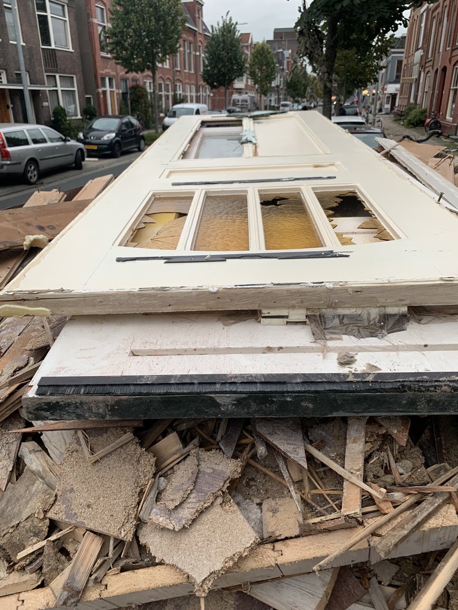 NiekVerdonk's tweet photo. Hoe jammer dat nog steeds deze mooie paneeldeuren uit 1906 in de #Schilderswijk op de container worden “afgevoerd”! Waarom niet naar #MonumentenMateriaal”? https://t.co/j71kJVgBbD