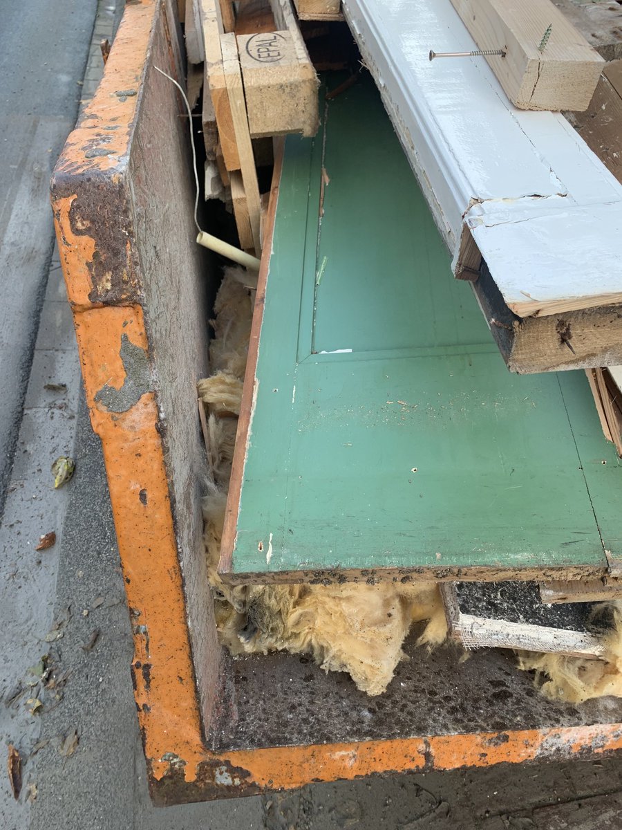 NiekVerdonk's tweet photo. Hoe jammer dat nog steeds deze mooie paneeldeuren uit 1906 in de #Schilderswijk op de container worden “afgevoerd”! Waarom niet naar #MonumentenMateriaal”? https://t.co/j71kJVgBbD