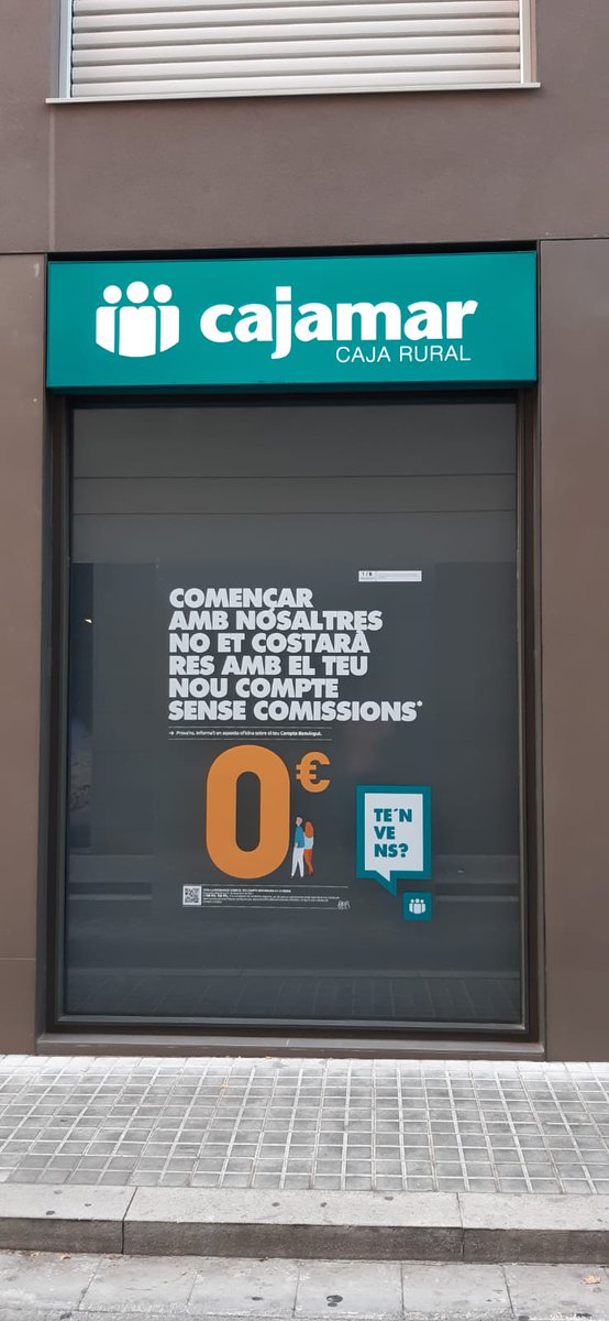 bartusmarques's tweet photo. @sempresaludava @enpeyu Te'n vens? I llavors et diuen que el que està en perill és el castellà. Nova oficina de Cajamar al centre de Sabadell. https://t.co/xFMq2ghBc5