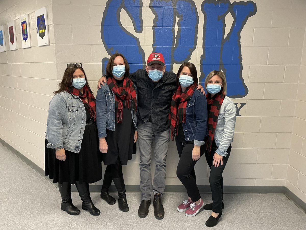 We took twin day to the next level: quintuplets! #ResourceCrew #SpiritWeek <a href="/StPeterOCSB/">St. Peter High School</a>