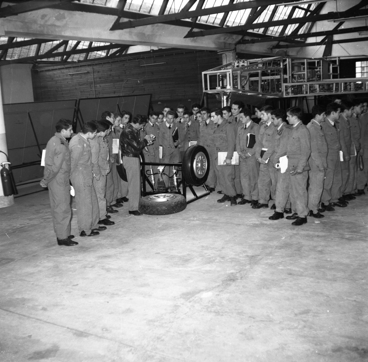 museudoar's tweet photo. #ThrowbackThursday
Curso de formação de mecânicos na Base Aérea nº 1, em Sintra.
#osmuseusestãoon #backtothemuseum #virtualmuseums #museuvirtual #cultura #culturadigital #airmuseum #portugal #alverca #ovar #sintra #aviation #aviação #aviationhistory https://t.co/GFhmQHYAUV