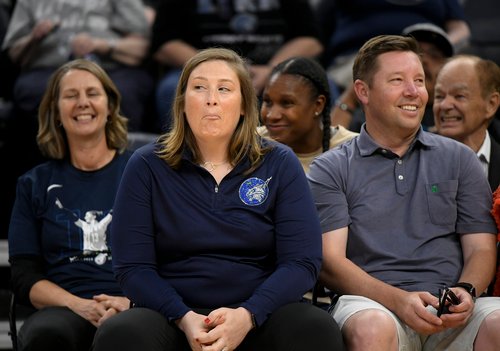 RandBall's tweet photo. New post: Lindsay Whalen's #Gophers could have be an NCAA tourney team this year. But next year? They have the No. 7 ranked recruiting class in the country, something unheard of in Minnesota.

https://t.co/7mK2QCfBxw https://t.co/yamEUUj7Kg