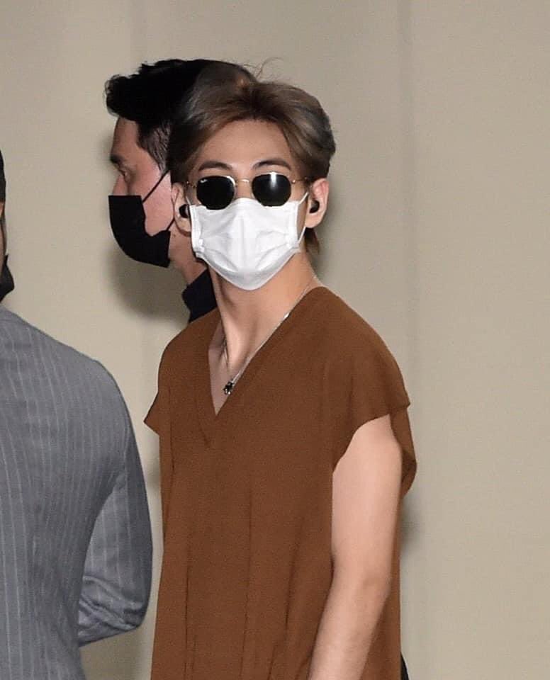 tetelibrary's tweet photo. “mom, i don’t want to dress like girls of my age, i want to dress like Kim Taehyung” — a thread https://t.co/5sQhTD7OqD