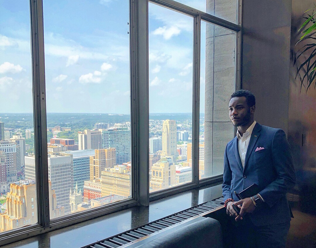 UofIllinois's tweet photo. Have you ever imagined starting college at age 15? Or working at four fortune 500 companies before you’ve graduated? 

For #ILLINOIS electrical engineering student Taofik, this isn’t a daydream. ▶️ https://t.co/3CqT6qRbcJ 

#CollegeCompletionFund https://t.co/8qfNO1nSZ4