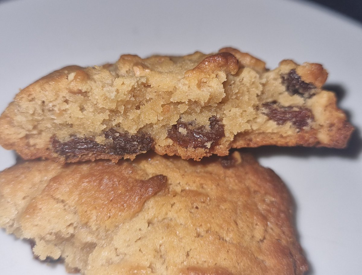 AwTroon's tweet photo. Oh my buckled legs. They are yum. Little bits of peanut and sultana heaven with a slightly chewy centre. #foodie #MakingCookies #HomeBaking https://t.co/1M96Q7wg0P