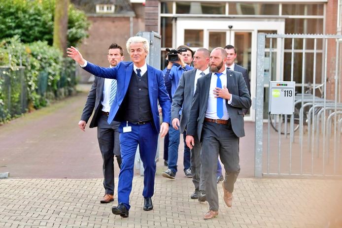 Indigo_RebelX's tweet photo. De enigste reden dat Geert Wilders aan alle kanten beveiligd moet worden is, alle islamitische tuig dat zich migranten vluchtelingen asielzoeker whatever noemt. We in onze beschaving hebben toegelaten. 😡😡😡Laten we die vuilnis eindelijk het land uit donderen. 👊 https://t.co/EZ4ryRSR9r