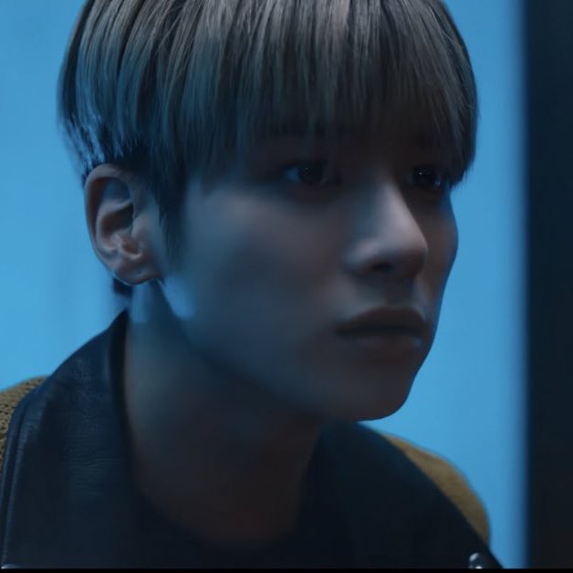 TXTFROMlS's tweet photo. first!! the way they focused on taehyun when they finally come to and the first thing taehyun does is look at the masked person 

i think tyun knows that its a parallel of him bc if u look closely the smoke surrounding the person starts from his eye #TXT_Frost https://t.co/WLIBAhB2CT