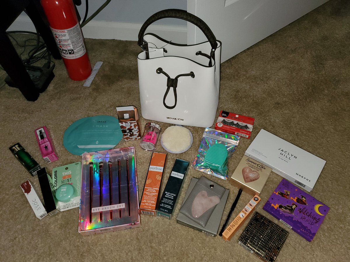 bamber1244's tweet photo. Raffle!!!!
3 eyeshadow palettes, bronzer, gua sha stone, brushes, lip scrub, lipstick, setting spray, fragrance, eyebrow pencil, eyeliner, face pad, brush cleaner, highlighter, Skincare and Lotion, Face mask, eyelashes, beauty blenders &amp; a PURSE!!!
$5 per spot, 5th spot is free! https://t.co/wA154dck8l