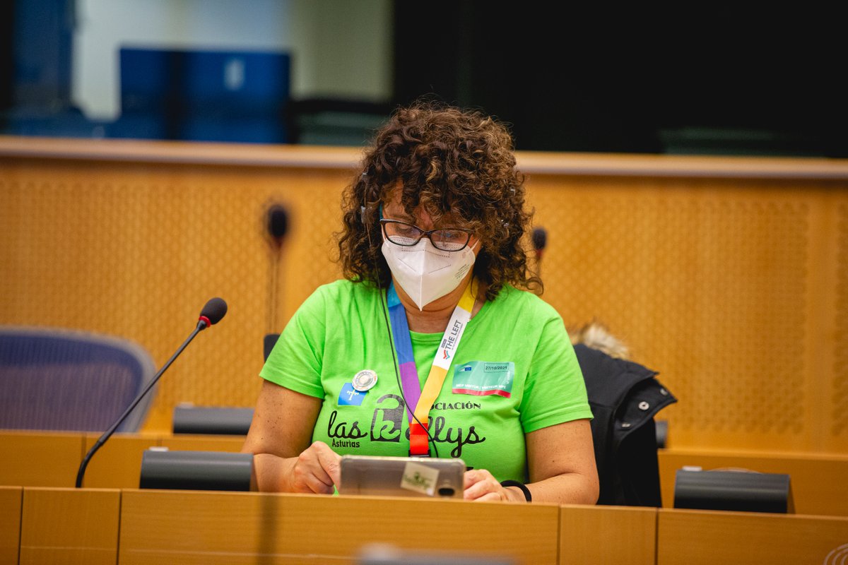 "Los algoritmos están entrando en los hoteles. Además de ser mujeres precarias, ahora tenemos un móvil que nos dice el tiempo que podemos estar en cada habitación. Exigimos que se controlen los algoritmos para que no entren en todos los sectores de la sociedad", dicen Las Kellys.