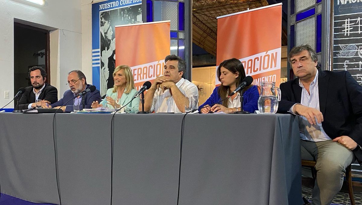 GENERACION_uy's tweet photo. #LogramosUnCambio ✌🏽🍊

🗣Nos reunimos a defender la LUC. Una ley que promueve derechos y libertades, y que sostiene el cambio que la ciudadanía votó en 2019. 

¡Gracias @beatrizargimon @sergiobotana @jorgegandini y @cdcamy por sumarse!

#LaLUCNoSeToca https://t.co/Q3Cg6zfc1u