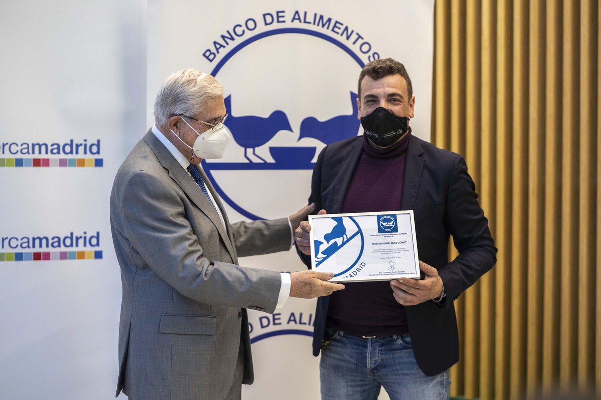 mercamadrid_hoy's tweet photo. 👏🏻También han destacado y reconocido el compromiso social de las numerosas empresas que donan producto con regularidad, lo que ha permitido que desde la delegación de Mercamadrid se hayan podido distribuir ➕ de 3 millones de kg. de alimentos durante el 2020🌟
#OrgullodeMercado https://t.co/GAi8X8ElWt