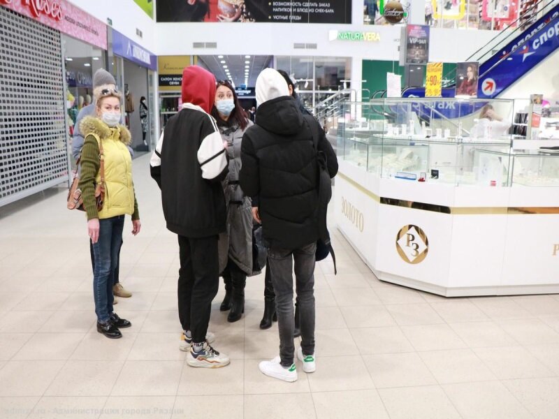 Дети в торговом центре без родителей. Школьники в тц. Подростки в трц новосибирск. Подростки тусуются в торговом центре. Подростки в торговом центре.