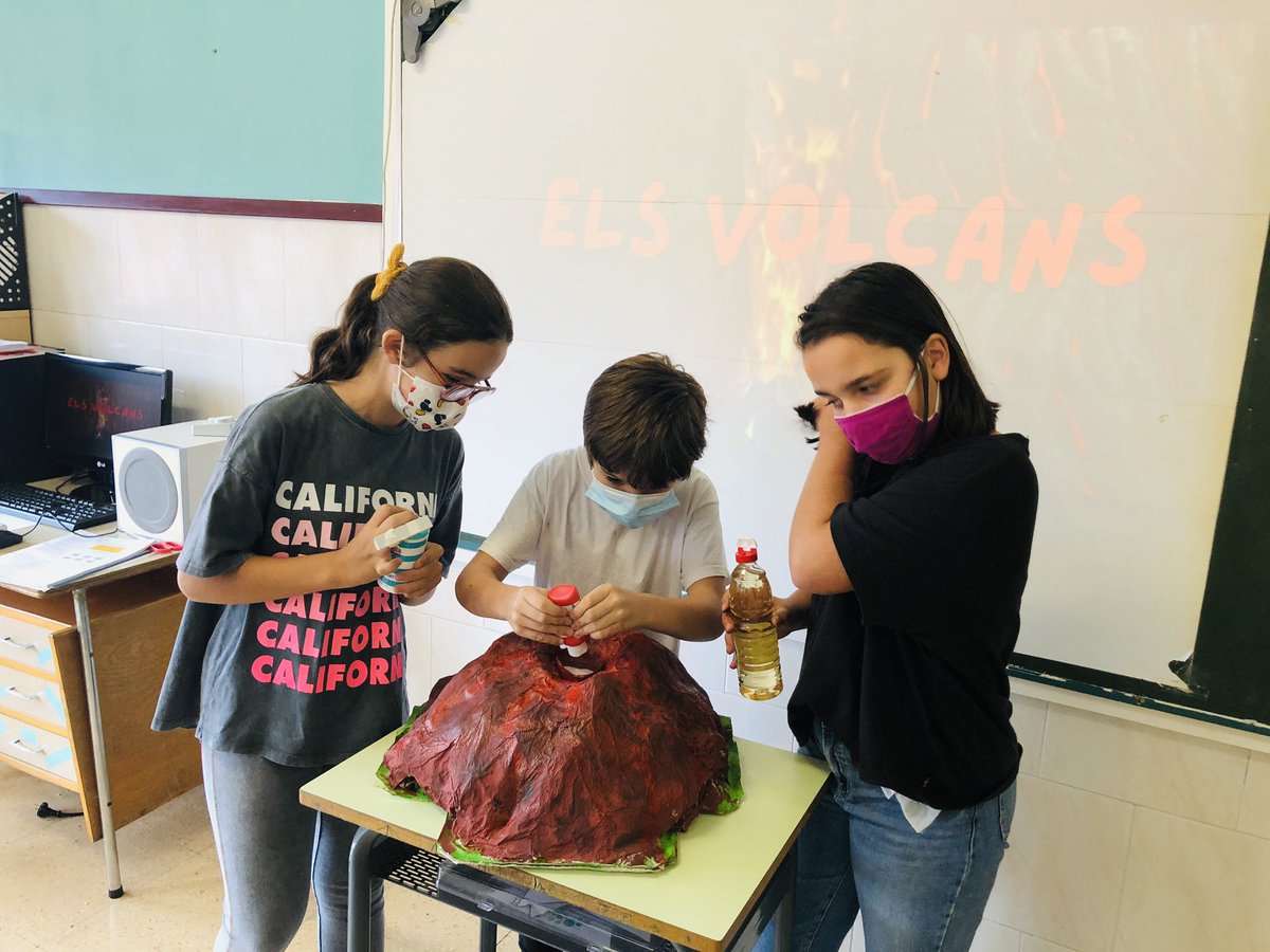 FernandoBoillos's tweet photo. Hoy mis chic@s han hecho erupcionar los volcanes 🌋 Es una gozada verles explicar además todo sobre el volcanismo en diferentes puntos del mundo 🗺 #molaserprofe https://t.co/3QbgS6tuAd