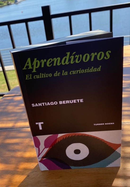 📗✨El último #DietaMemetica está aquí: 
💯 El #100 se llama "La curiosidad como motor del rediseño ontológico" 
📲 Lo leen aquí mailchi.mp/9b44f1737a83/d… 
🍃 Entonces <a href="/piscitelli/">Alejandro Piscitelli</a> cierra este envío con <a href="/BerueteSantiago/">SANTIAGO BERUETE</a> y el libro que arma su trilogía: Aprendívoros.
👋 Hasta pronto!