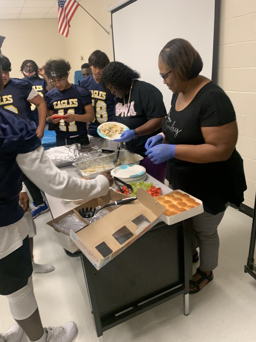 coachkwdillon's tweet photo. Shoutout to these wonderful ladies and their hard work they put in for our 8th grade boys. These ladies decorated baskets and gave our boys a spectacular pregame meal. Thanks for the motherly LOVE!!! #dueittmoms #wontshedueitt #springisdathletics #dueittmiddleschool https://t.co/d8zcJ2595I
