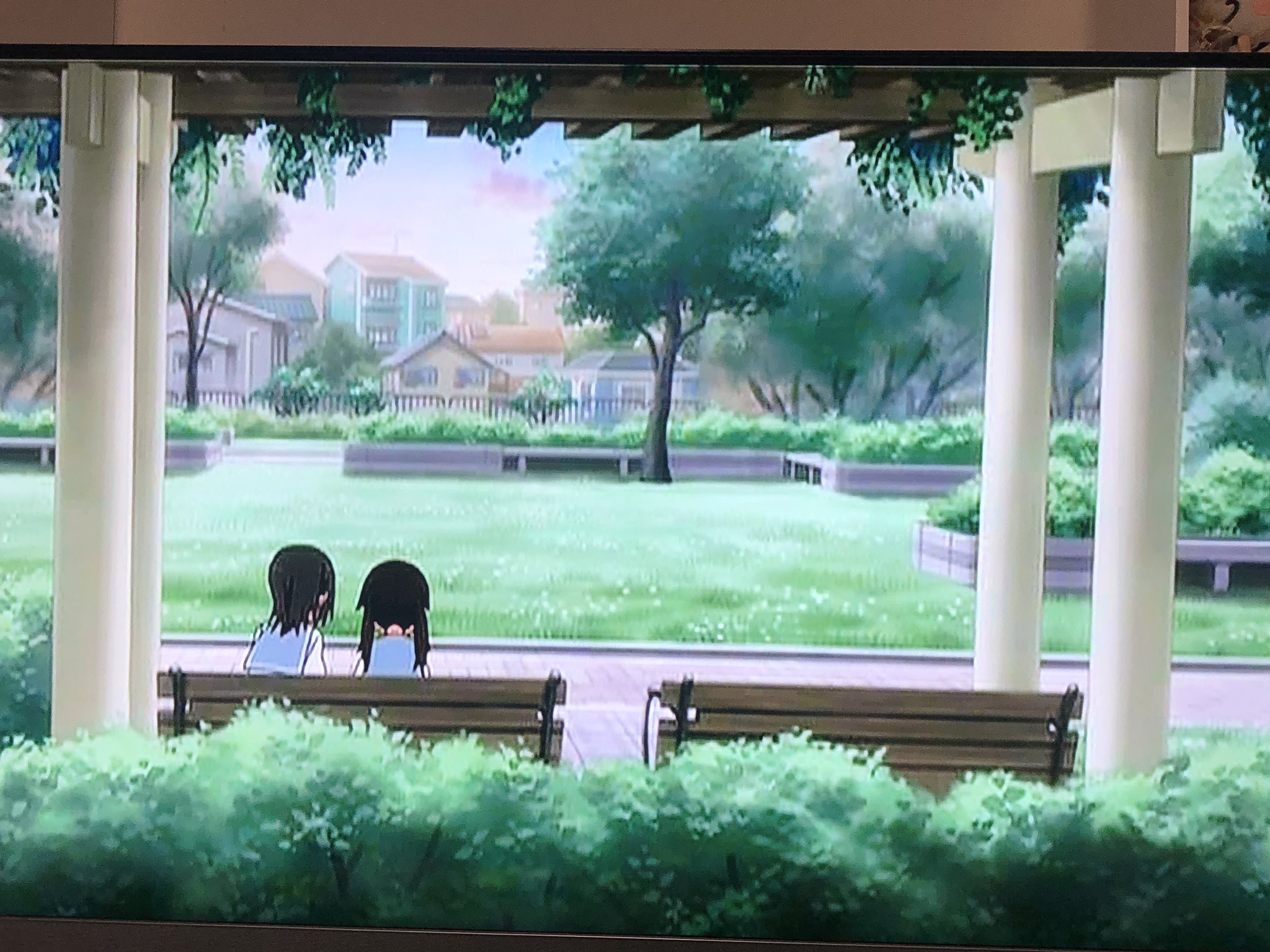 Lala ジャヒー様はくじけない 12話 Cパートの公園のベンチに並んで座るジャヒーとこころの後ろ姿を見て たまゆら Hitotose 1話 図書公園のベンチに座るぽってとちひろの後ろ姿を思い出したが 柱とかベンチの数が全然違ってた T Co Jdkehc9emd