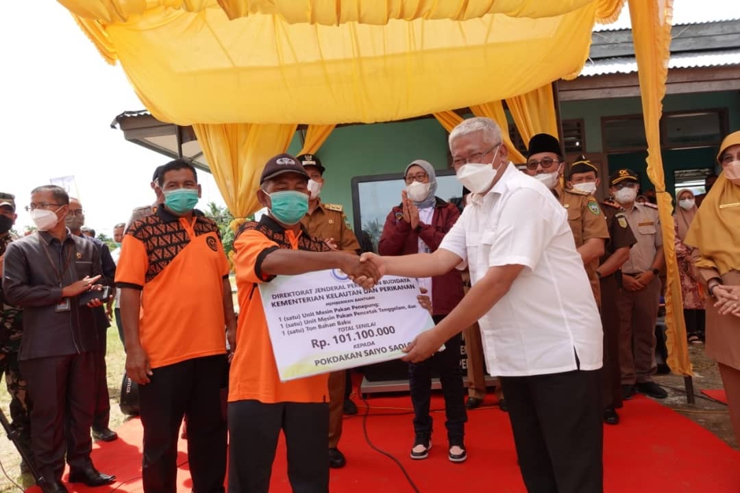 BudidayaKKP's tweet photo. Bantuan yg diberikan berupa 1 unit mesin pakan penepung, 1 unit mesin pakan pencetak tenggelam dan 1 ton bahan baku. Selain itu juga diserahkan 1 unit excavator. 
#akuakulturuntukmasadepan
#MenteriKelautanPerikanan
#kkprebound
#ekonomibiruuntukindonesia
#hutkkp22
#ikan https://t.co/jcfA5YMuJh