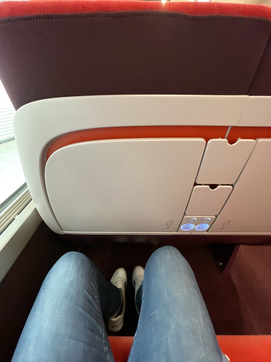 Simply_Railway's tweet photo. The second class is in my opinion the biggest improvement. The seat pitch is definitely reduced but we don’t feel cramped at all. The seat frame is different and there is nothing to bother your feet.
Good job there👍
#NewThalys #Ruby @NewsroomThalys https://t.co/6hEC8Q2N7C