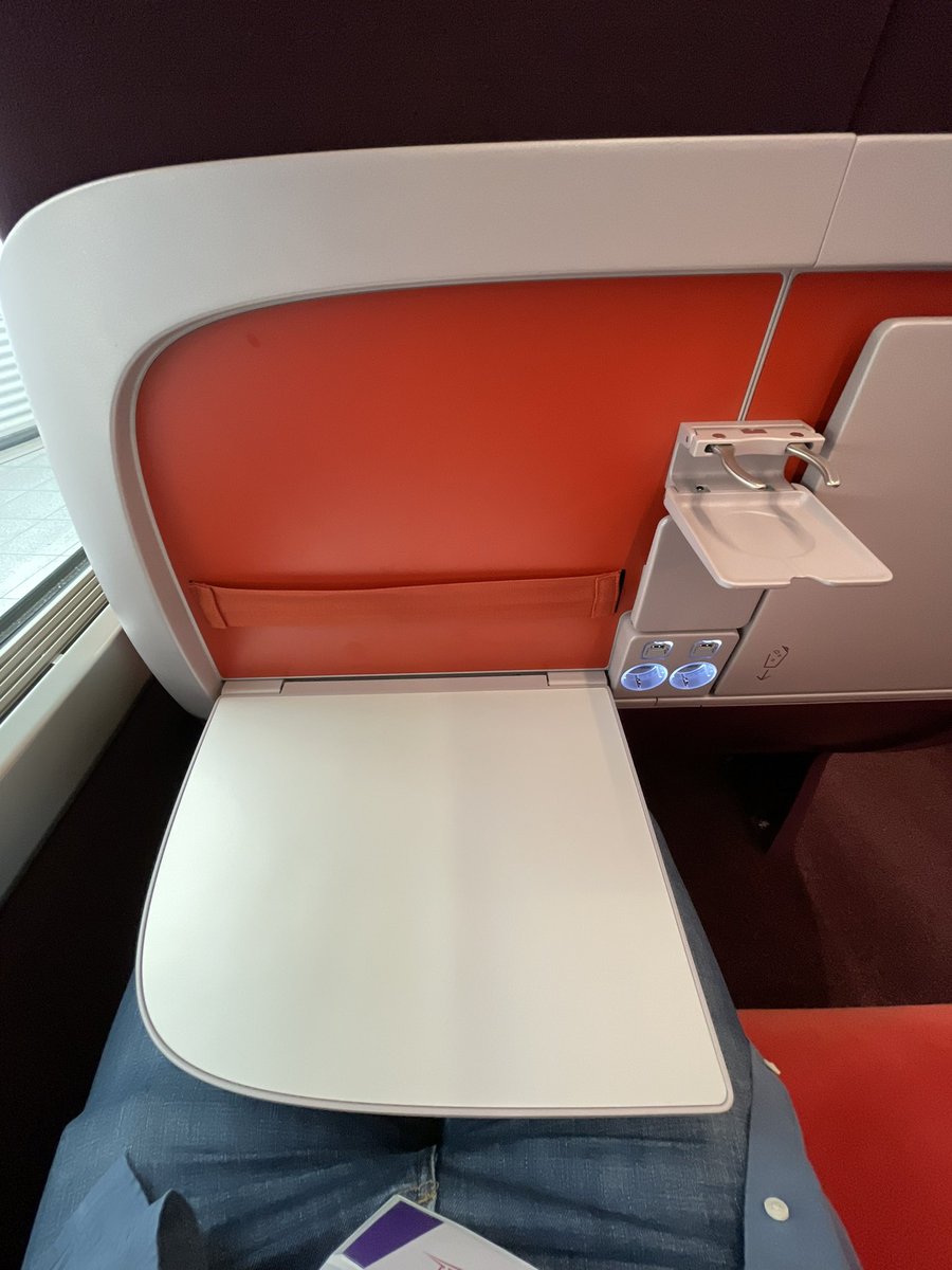 Simply_Railway's tweet photo. The second class is in my opinion the biggest improvement. The seat pitch is definitely reduced but we don’t feel cramped at all. The seat frame is different and there is nothing to bother your feet.
Good job there👍
#NewThalys #Ruby @NewsroomThalys https://t.co/6hEC8Q2N7C