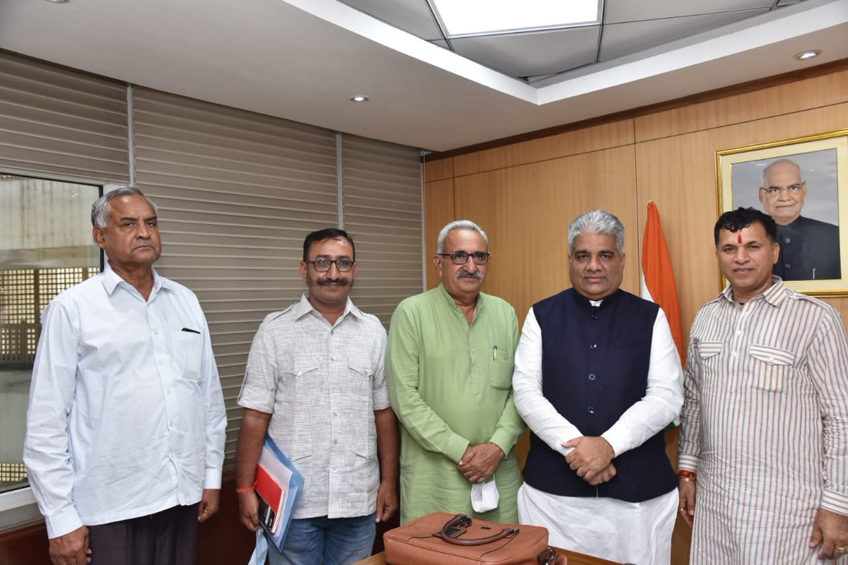 KailashBaytu's tweet photo. केंद्रीय वन व पर्यावरण तथा श्रम व रोजगार मंत्री श्री @byadavbjp जी से मुलाकात करके संसदीय क्षेत्र बाड़मेर जैसलमेर से जुड़ी विभिन्न विकास परियोजनाओं पर चर्चा की। मंत्रीजी ने क्षेत्र की समस्याओं को लेकर आश्वस्त करते हुए कहा कि सभी मांगों का प्राथमिकता से शीघ्र समाधान किया जाएगा। https://t.co/CagcCpmTAq