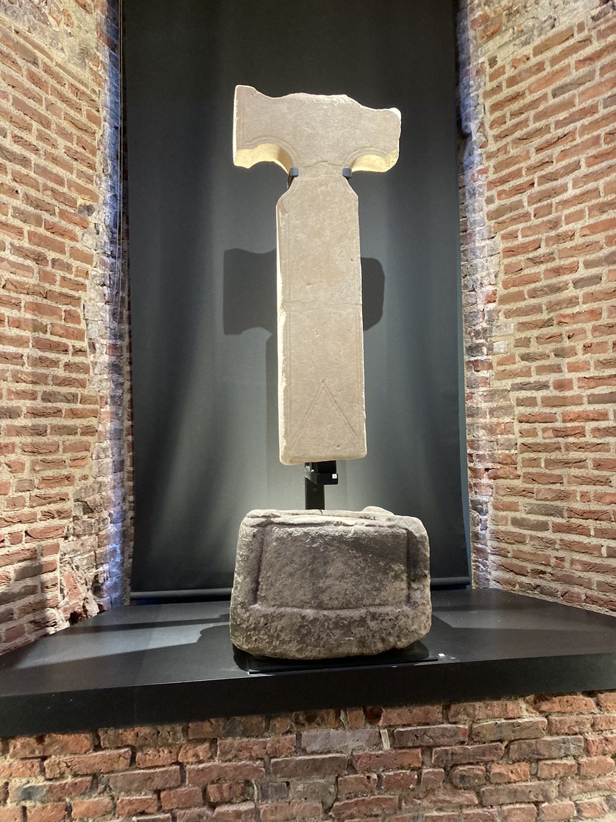 MdQuidt's tweet photo. Celebrating St Hild who founded #whitbyabbey 657 for men and women; hosted Synod in 664; supported Caedmon to write contemporary worship music, and sing of God’s Creation; early cross in Abbey and Celtic memorial to Caedmon outside #PraiseHim https://t.co/qVYScfJC4b