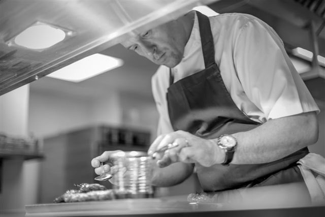 Colinstarkey37's tweet photo. Hi Twitter ! I am looking for Chef’s &amp; a part time kitchen Porter for @BW_Pinewood @POW_OneEighty to start ASAP ,if you are looking or know of anyone who is , then please email your CV to or call 01625 529211 pinewood.chef@pinewood-hotel.co.uk  #chefjobs #chef #Cheshire #Job https://t.co/10f1gahmI3