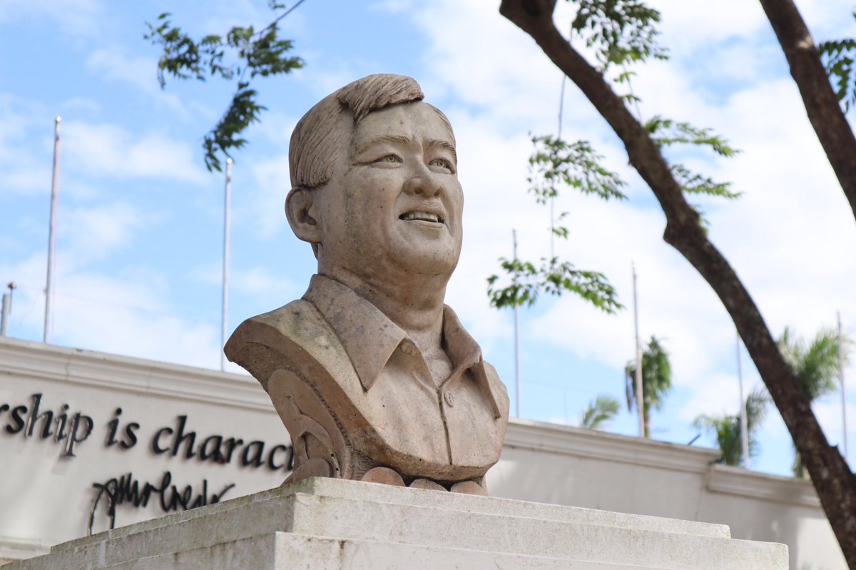 jomzojeda's tweet image. “The most important ingredient of leadership is character” - #jesserobredo #photography #nagacityph