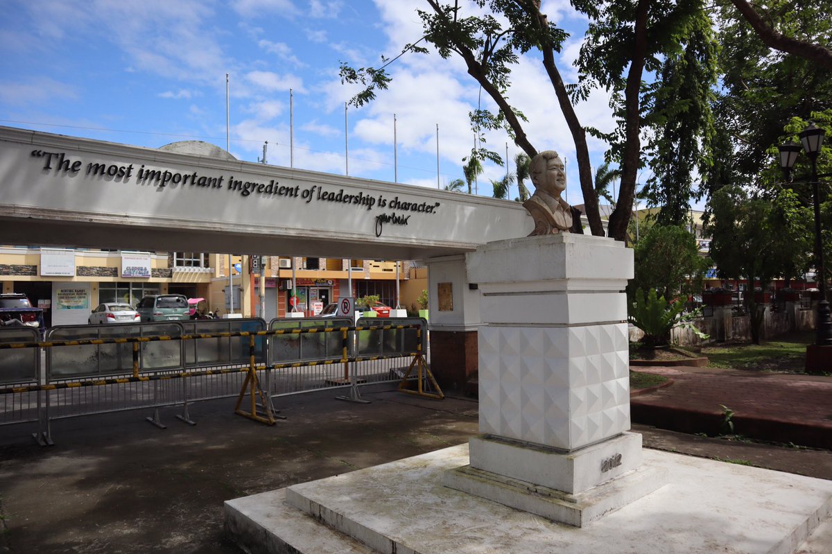 jomzojeda's tweet image. “The most important ingredient of leadership is character” - #jesserobredo #photography #nagacityph