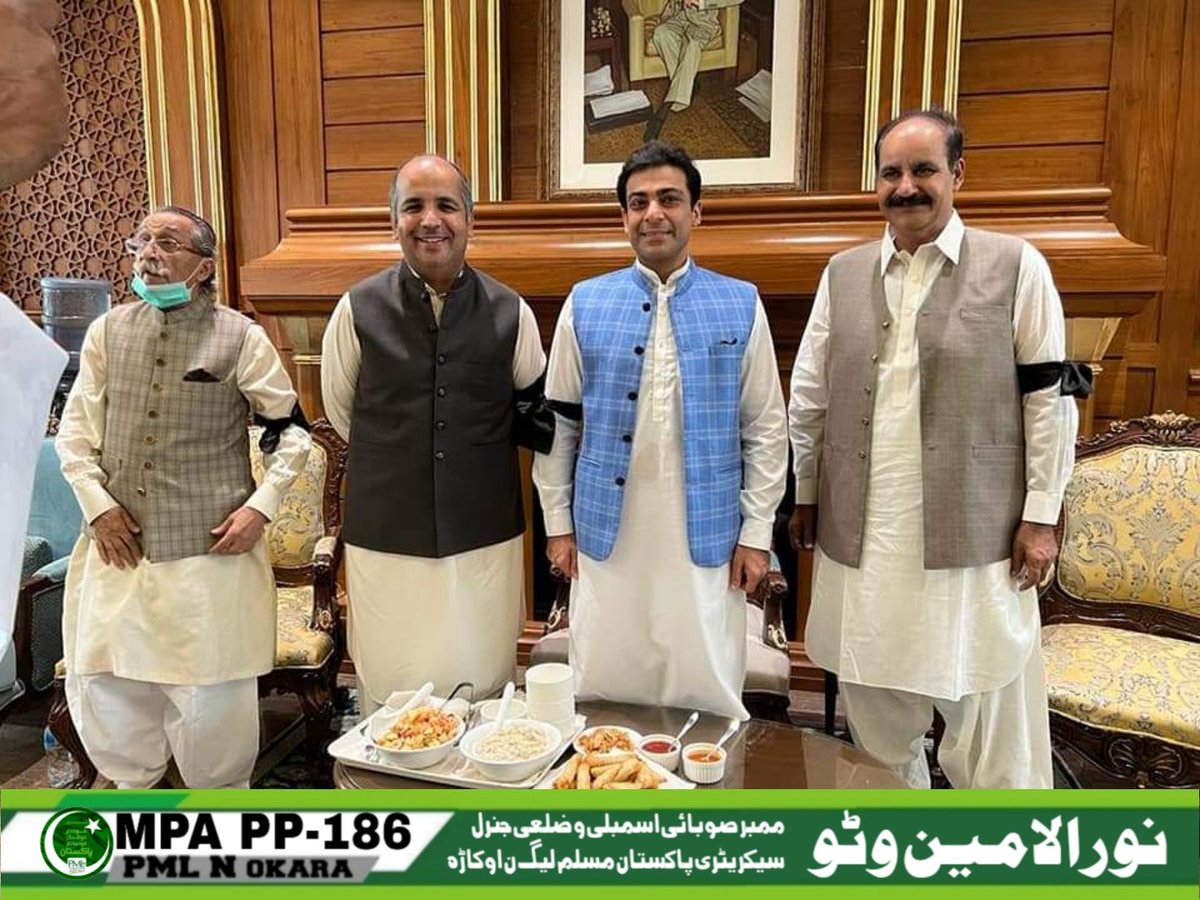 NoorUlAminMPA's tweet image. مسلم لیگی اراکینِ پنجاب اسمبلی کی اجلاس سے قبل پنجاب اسمبلی لابی میں قائدِ حزبِ اختلاف پنجاب اسمبلی میاں حمزہ شہباز شریف صاحب سے ملاقات اور اجلاس میں شرکت سے قبل کمر توڑ مہنگائی کے خلاف پنجاب اسمبلی کی لابی میں احتجاج۔
#AwamiLeader  #MPA #P186 #PMLN 🇵🇰