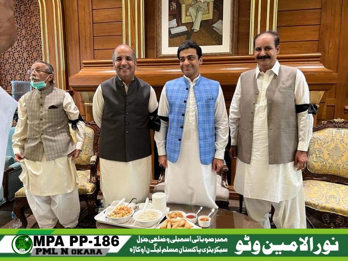 NoorUlAminMPA's tweet image. مسلم لیگی اراکینِ پنجاب اسمبلی کی اجلاس سے قبل پنجاب اسمبلی لابی میں قائدِ حزبِ اختلاف پنجاب اسمبلی میاں حمزہ شہباز شریف صاحب سے ملاقات اور اجلاس میں شرکت سے قبل کمر توڑ مہنگائی کے خلاف پنجاب اسمبلی کی لابی میں احتجاج۔
#AwamiLeader  #MPA #P186 #PMLN 🇵🇰