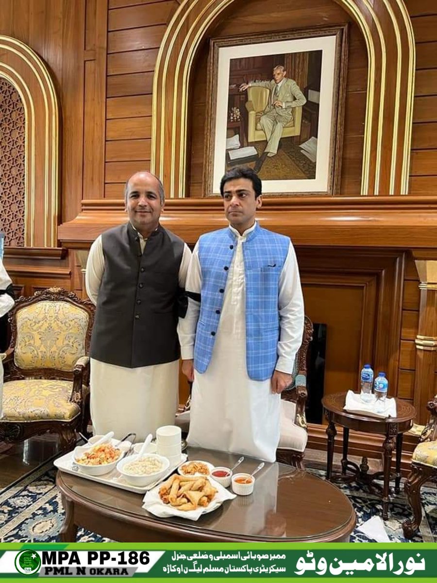 NoorUlAminMPA's tweet image. مسلم لیگی اراکینِ پنجاب اسمبلی کی اجلاس سے قبل پنجاب اسمبلی لابی میں قائدِ حزبِ اختلاف پنجاب اسمبلی میاں حمزہ شہباز شریف صاحب سے ملاقات اور اجلاس میں شرکت سے قبل کمر توڑ مہنگائی کے خلاف پنجاب اسمبلی کی لابی میں احتجاج۔
#AwamiLeader  #MPA #P186 #PMLN 🇵🇰