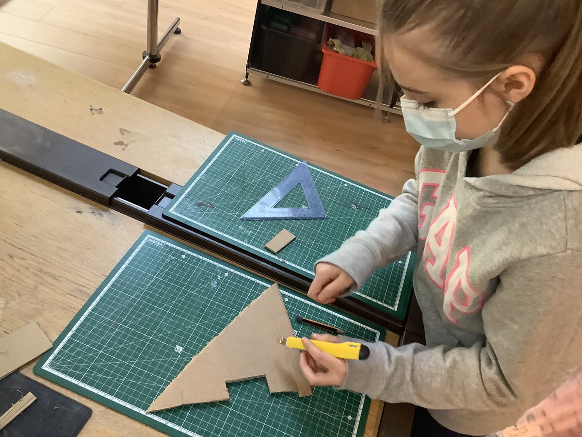 edu_GetCreative's tweet photo. IDEATE + PROTOTYPE
Gr4 Ss are starting to give shape to their ideas.
Some groups went through a lot of improvement before they started building 🤩
#designthinking #resilience #MakerSpace #RubeGoldberg #enhancedPYP #STEM #SystemsThinking #fun #education https://t.co/lW9ySFCgUD