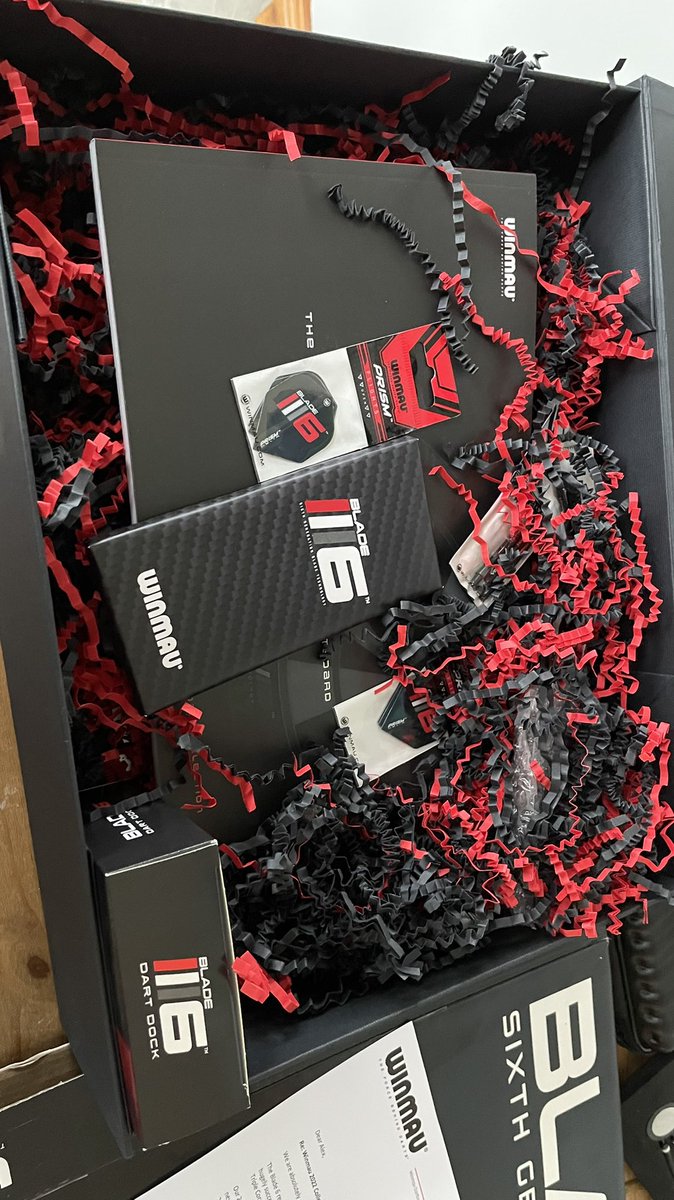 alexhughes180's tweet image. @Winmau fantastic new #blade6 products. Loving the #dartdock and #vecta stems