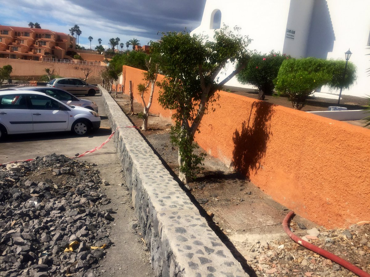 Últimos retoques en las nuevas jardineras del parking 👷🏻‍♂️👏🏼👏🏼👷🏻‍♂️@Rtccsvc_luisa @DavidSVC8 @sunsetviewclub @Lidia_SVC #DiamondResorts #Tenerifeparaiso