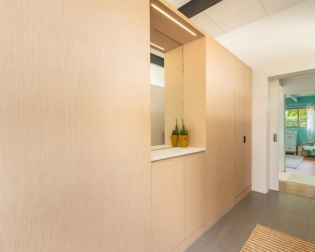 Dixieply's tweet photo. #Treefrog 60204 White Oak Straight Grain warms up this sleek interior with its yellowish tone. Treefrog has several White Oak options, from warmer wood tones to more desaturated ones.

#TreefrogVeneers #IntriorDesign #TreeFrogDistrbutor #CreativityAtItsFinest #Industrial https://t.co/lspyHxLedt