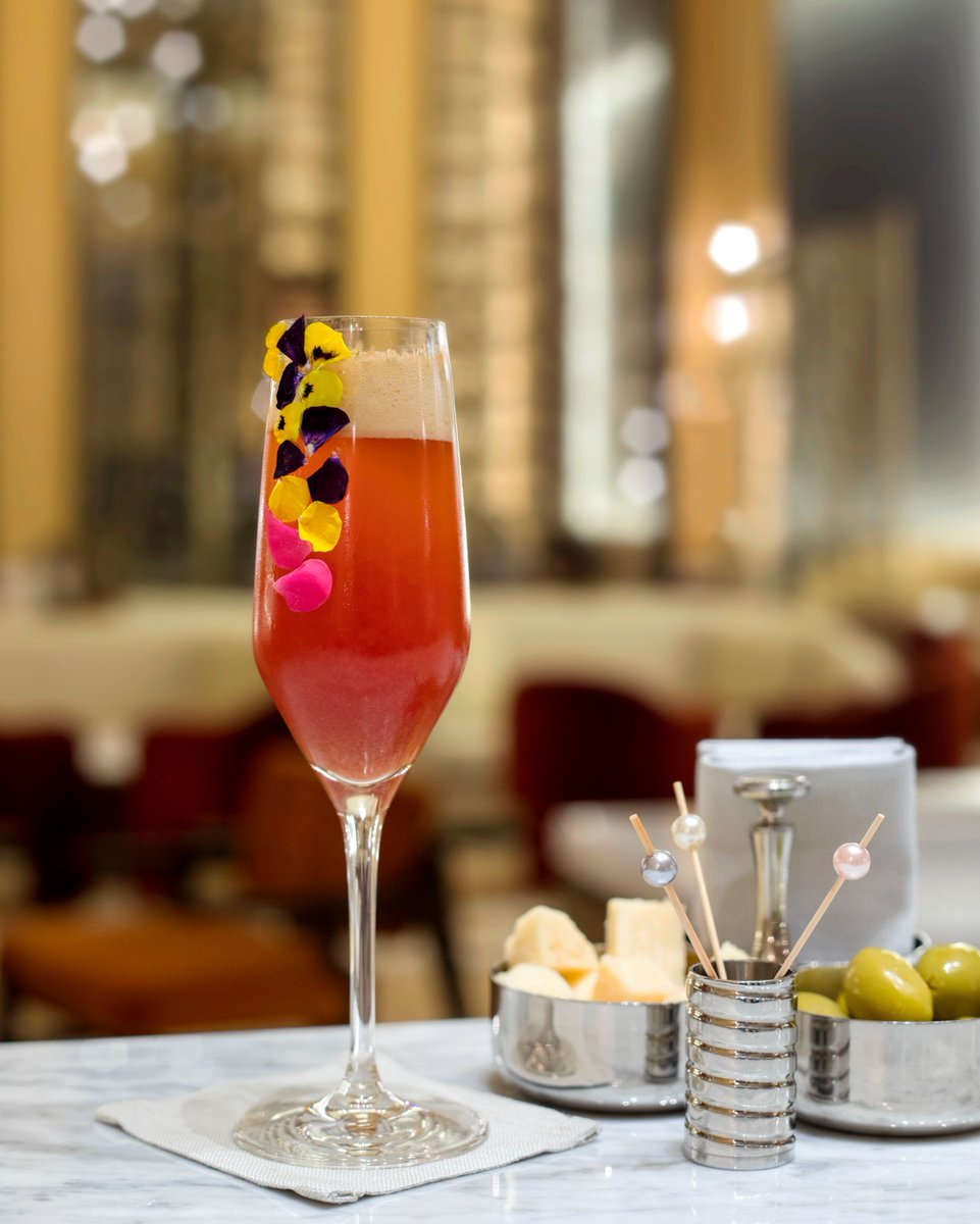 StRegisDXBPalm's tweet photo. Celebrate the start of the evening in style at the St. Regis Bar with Astor Hour from 4:00 PM - 7:00 PM daily. #LiveExquisite
#StRegisDubaiThePalm #StRegisHotels #StRegisBar #BestAddress #Dubai #MyDubai #VisitDubai #MoreCravingsMEA https://t.co/DpuJ7JbQa4