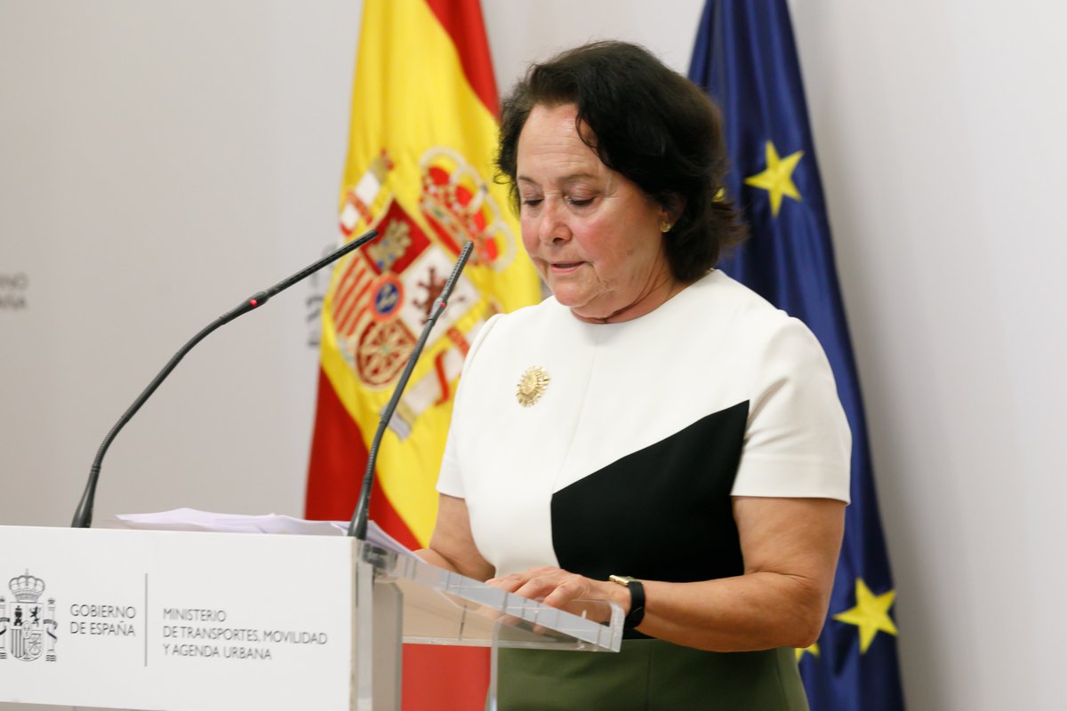 transportesgob's tweet photo. La ministra @raquelsjimenez ha entregado el Premio Nacional de Ingeniería Civil a la primera mujer que se licenció como ingeniera de Caminos, Canales y Puertos.

👏Enhorabuena a @CarmenDeAndresC por su gran labor profesional https://t.co/acIDh766Is