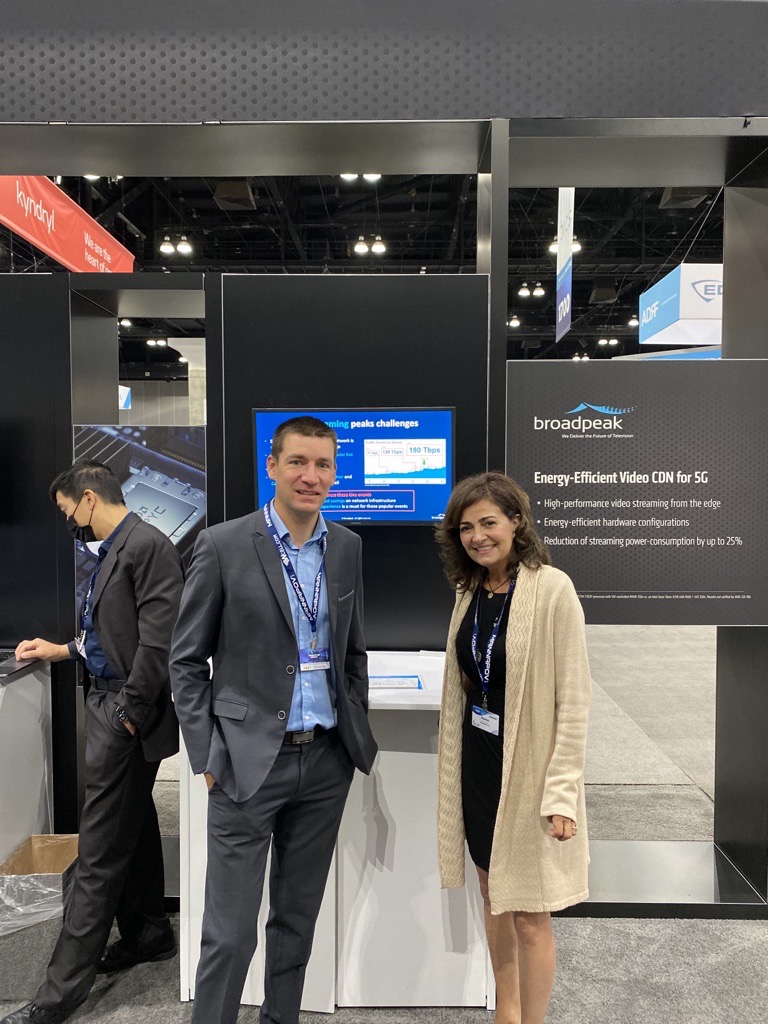 broadpeak's tweet photo. 🔵#Broadpeak's at  #MWCLA21 #ReadyToMeet you #inperson to discuss #highperformance #videostreaming from the #edge of #mobilenetworks &amp; #energyefficient #videocontent delivery #network for #5. Make sure to stop by and say hello to Jeremy &amp; Karen 👋#mwc21 #mobile #video #5gnetworks https://t.co/fdkDjuQtiM