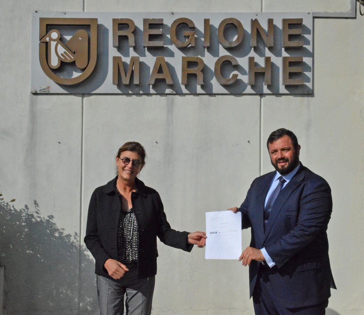 AmazonNewsItaly's tweet photo. Amazon e @RegioneMarcheIT annunciano un’intesa a sostegno delle piccole e medie imprese locali, con attività di promozione e formazione digitale. Nuove opportunità di crescita attraverso il canale online anche attraverso il programma formativo gratuito #AcceleraconAmazon https://t.co/Np5B1AkzGA