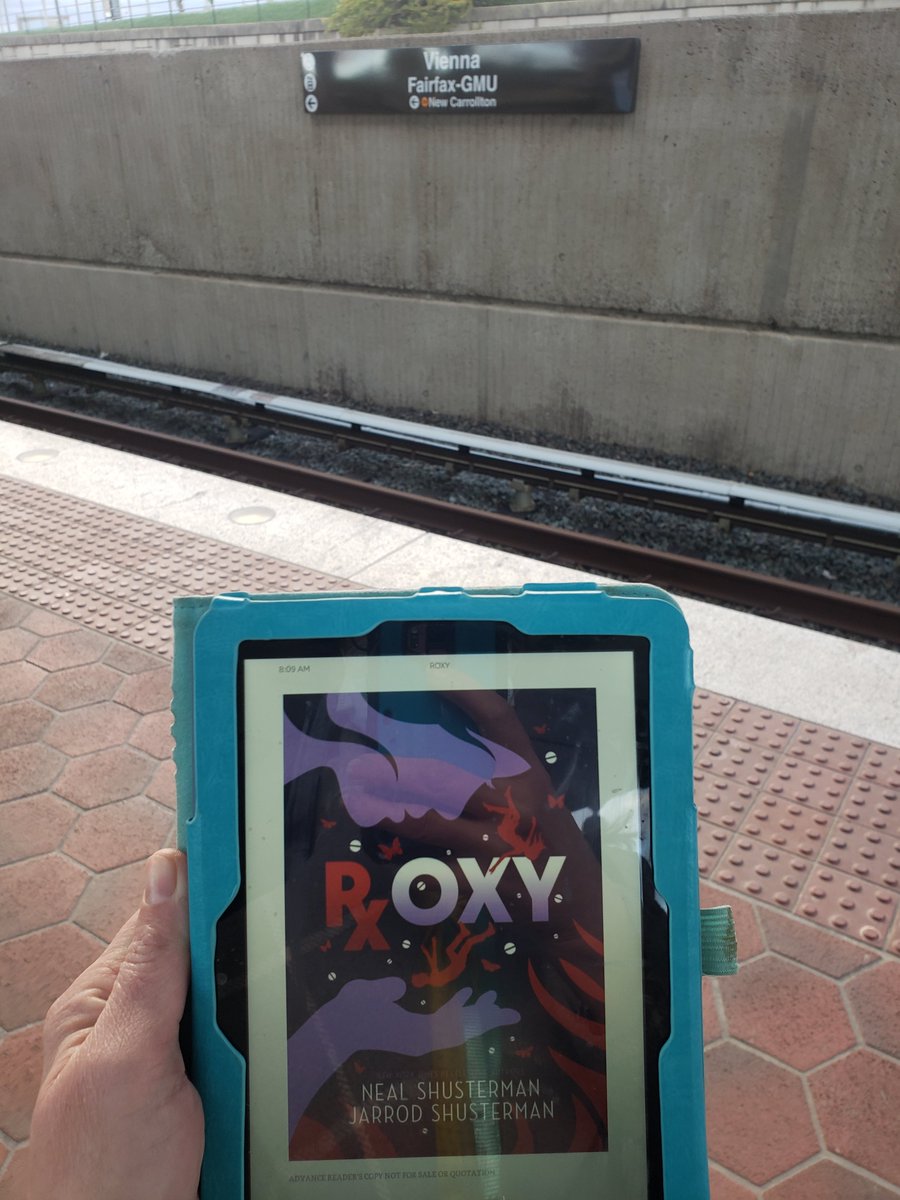 pandagail's tweet photo. #shustermaniacs #roxybook @NealShusterman 
When metro has major delays, be happy for the ARC of Roxy. https://t.co/JgFZskT7dj