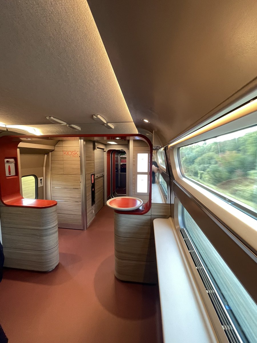 Simply_Railway's tweet photo. Another big change, the @_DiningCar has been reduced to increase the passenger capacity. I wasn’t a fan of idea at first but I do like it!
Fresh and modern and honestly on short journey like Thalys, you don’t really need a true dining car✅
@NewsroomThalys
#NewThalys #Ruby https://t.co/o5BUkgDaXL
