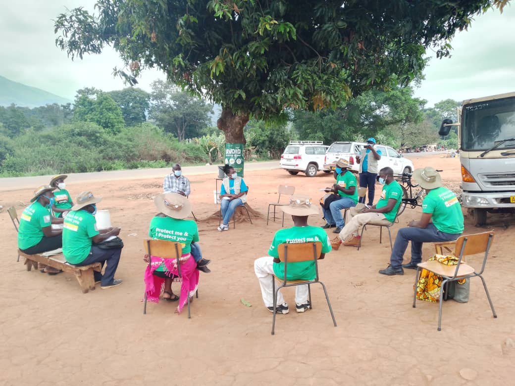 AWET_Apostolic's tweet photo. @UNICEFZIMBABWE is monitoring and evaluating the #Covid-19 response program, which is being implemented in Mutasa Ward 31 by @AWET_Apostolic.
#WashYourHands  #AvoidCrowds #MaintainPhysicalDistance #letsallgetvaccinated https://t.co/2J55o6gAUG