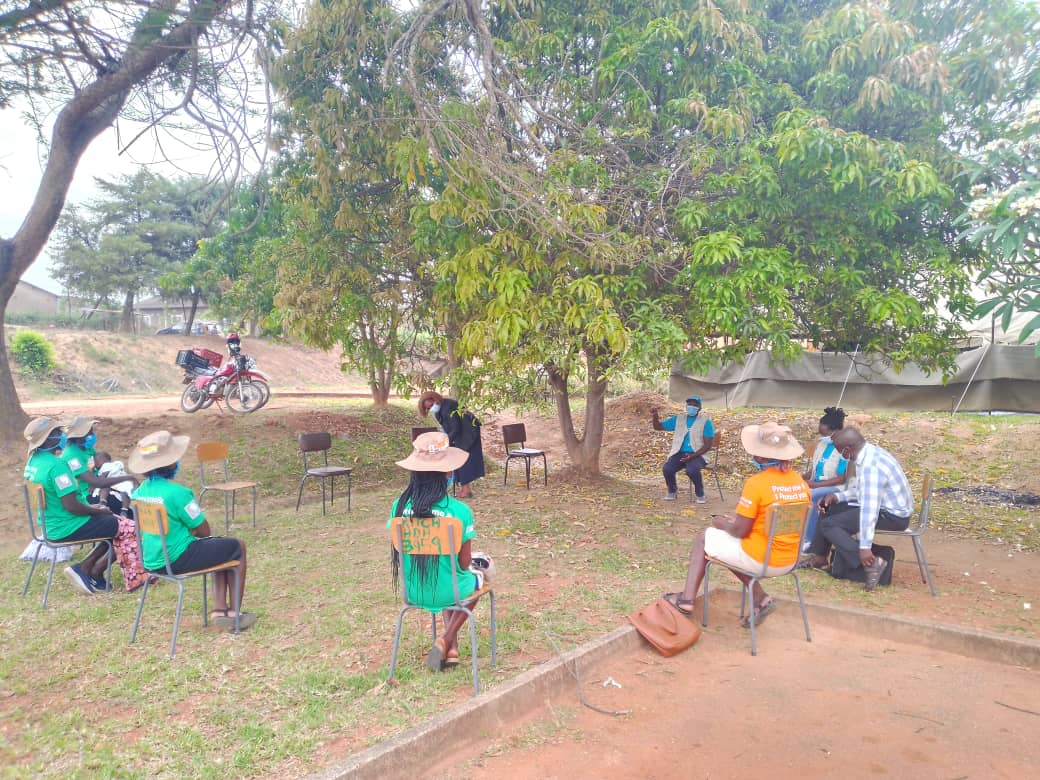 AWET_Apostolic's tweet photo. @UNICEFZIMBABWE is monitoring and evaluating the #Covid-19 response program, which is being implemented in Mutasa Ward 31 by @AWET_Apostolic.
#WashYourHands  #AvoidCrowds #MaintainPhysicalDistance #letsallgetvaccinated https://t.co/2J55o6gAUG