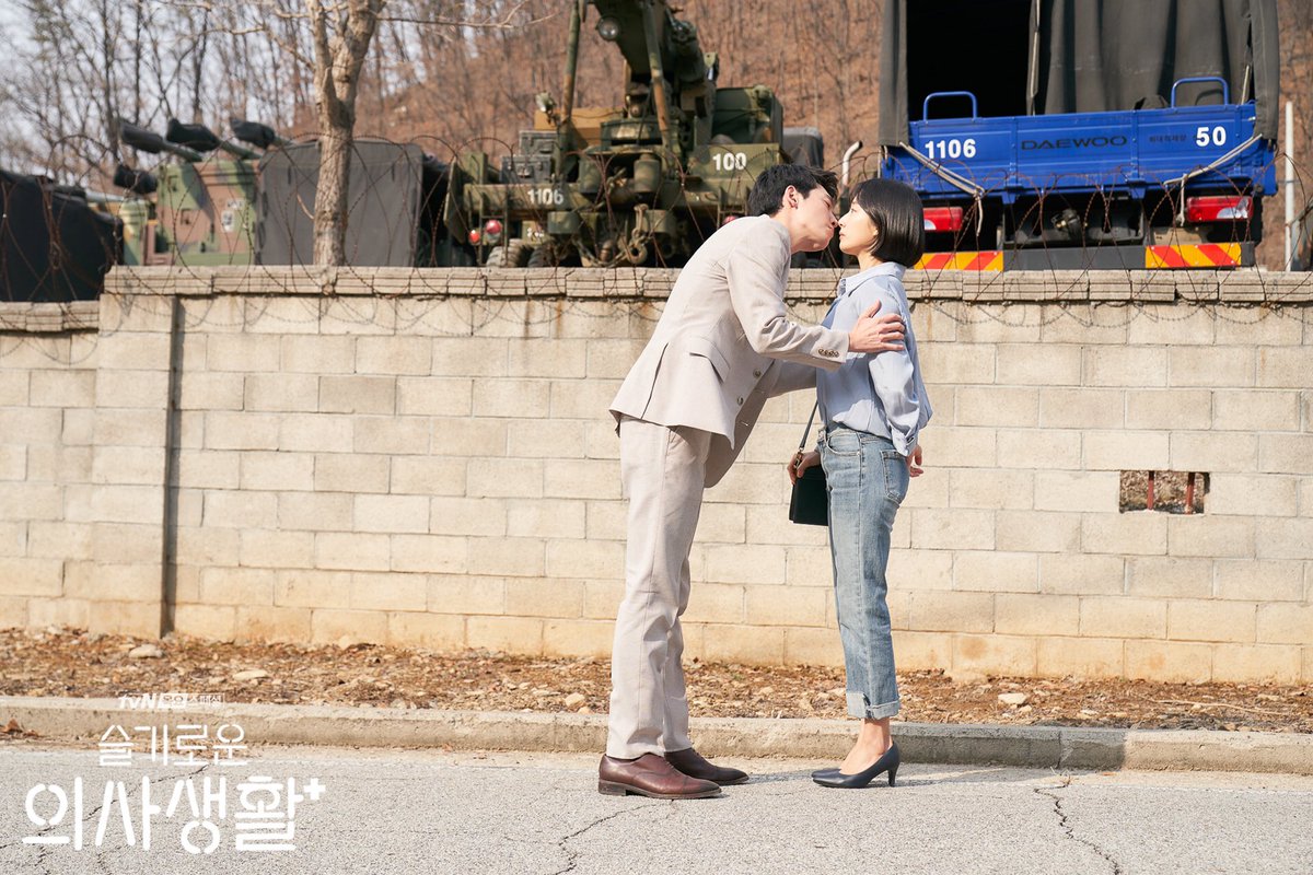 luce_0_0_'s tweet photo. 아….. 저 지금 준순 사진���다 찾은건데요 김준완 사귈때는 갈색 구두 신다가 헤어졌을때 검정 구두 신었는데 마지막에 짜장데칼에 갈색 구두 신고나옴…. 물론 제가 모든 화 신발을 다 보진않아서 모르겠는데 암튼 지금 좀 소름돋았어요 https://t.co/3tFPp3MPqz