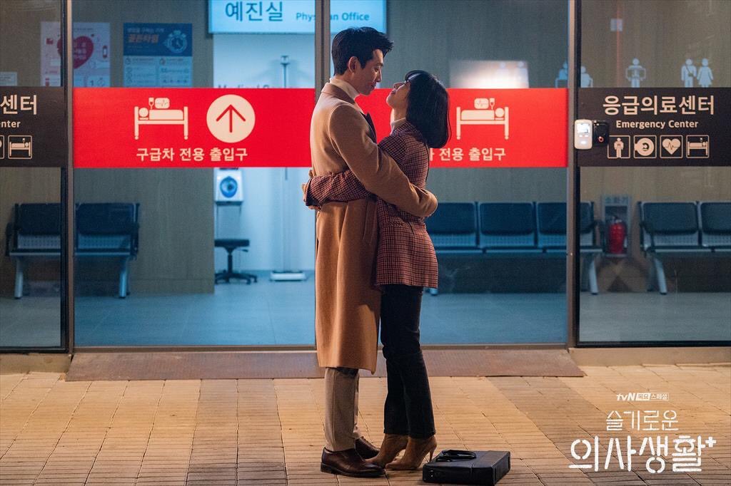 luce_0_0_'s tweet photo. 아….. 저 지금 준순 사진���다 찾은건데요 김준완 사귈때는 갈색 구두 신다가 헤어졌을때 검정 구두 신었는데 마지막에 짜장데칼에 갈색 구두 신고나옴…. 물론 제가 모든 화 신발을 다 보진않아서 모르겠는데 암튼 지금 좀 소름돋았어요 https://t.co/3tFPp3MPqz