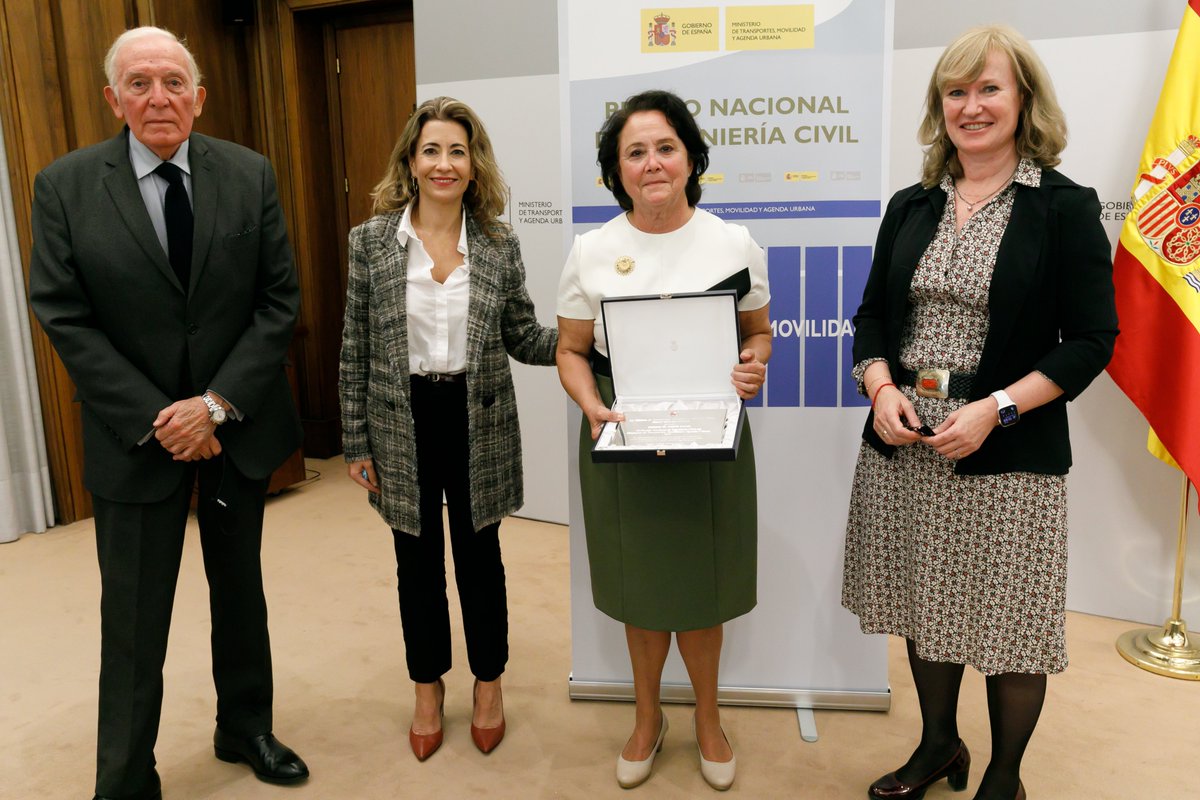 transportesgob's tweet photo. La ministra @raquelsjimenez ha entregado el Premio Nacional de Ingeniería Civil a la primera mujer que se licenció como ingeniera de Caminos, Canales y Puertos.

👏Enhorabuena a @CarmenDeAndresC por su gran labor profesional https://t.co/acIDh766Is