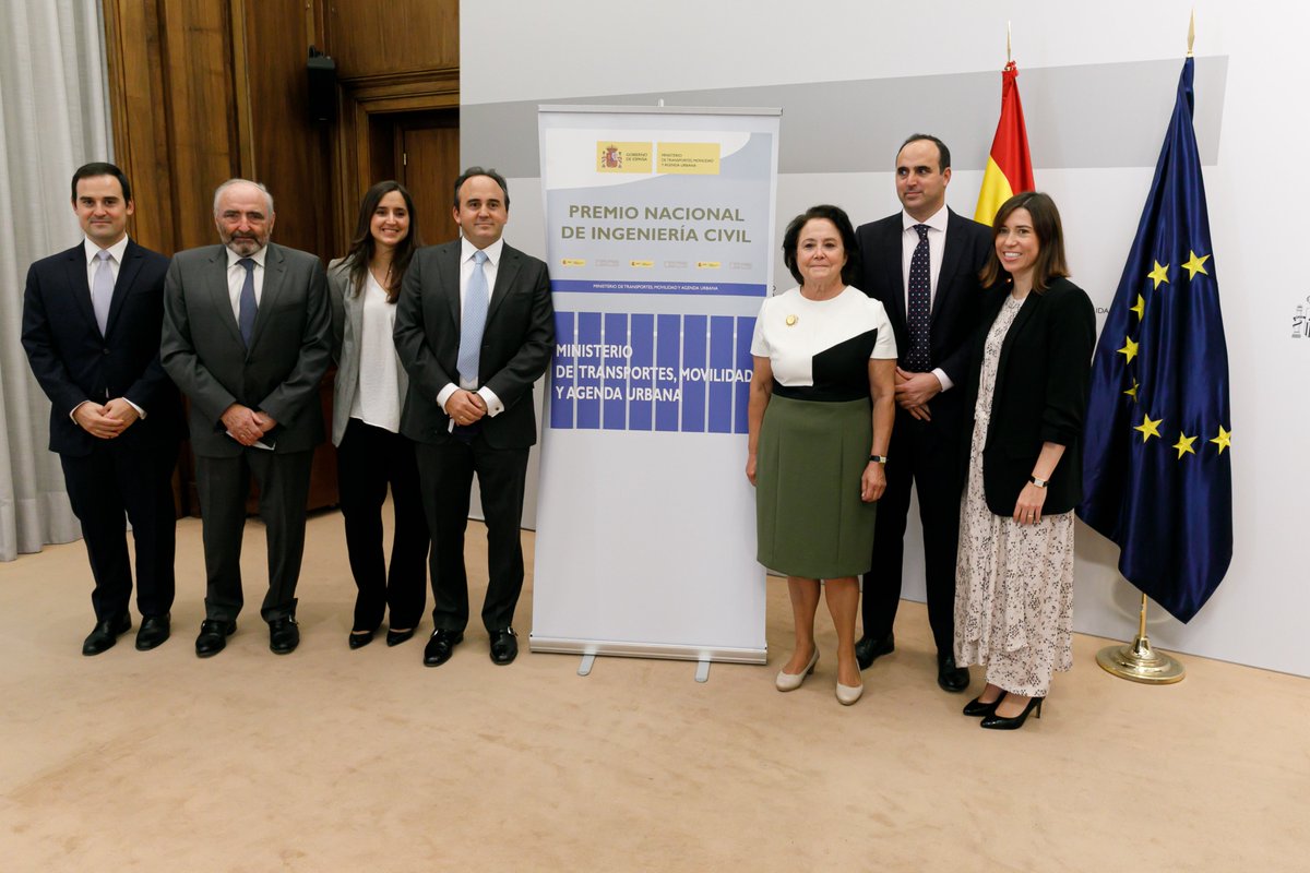 transportesgob's tweet photo. La ministra @raquelsjimenez ha entregado el Premio Nacional de Ingeniería Civil a la primera mujer que se licenció como ingeniera de Caminos, Canales y Puertos.

👏Enhorabuena a @CarmenDeAndresC por su gran labor profesional https://t.co/acIDh766Is